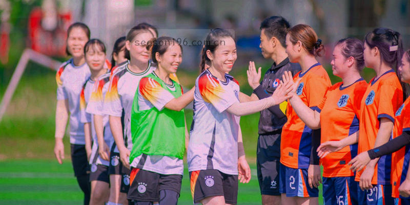 湖南长沙某体育场的线条轮廓与多云天气图标